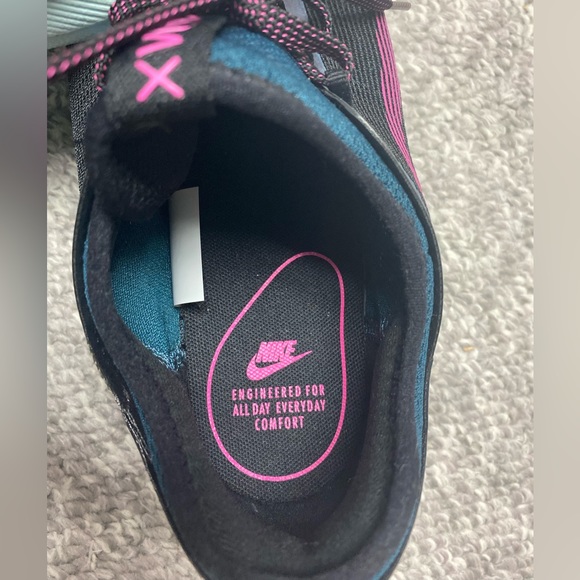 Nike Air Max - Women’s 11 - Brand New - Picture 5 of 8